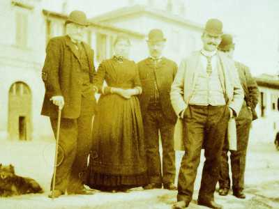 La prima fabbrica, con annessa birreria, fu aperta a Vigevano nel 1846 per iniziativa di Francesco Peroni appartenente a una famiglia di pastai novaresi (in primo piano nella foto)